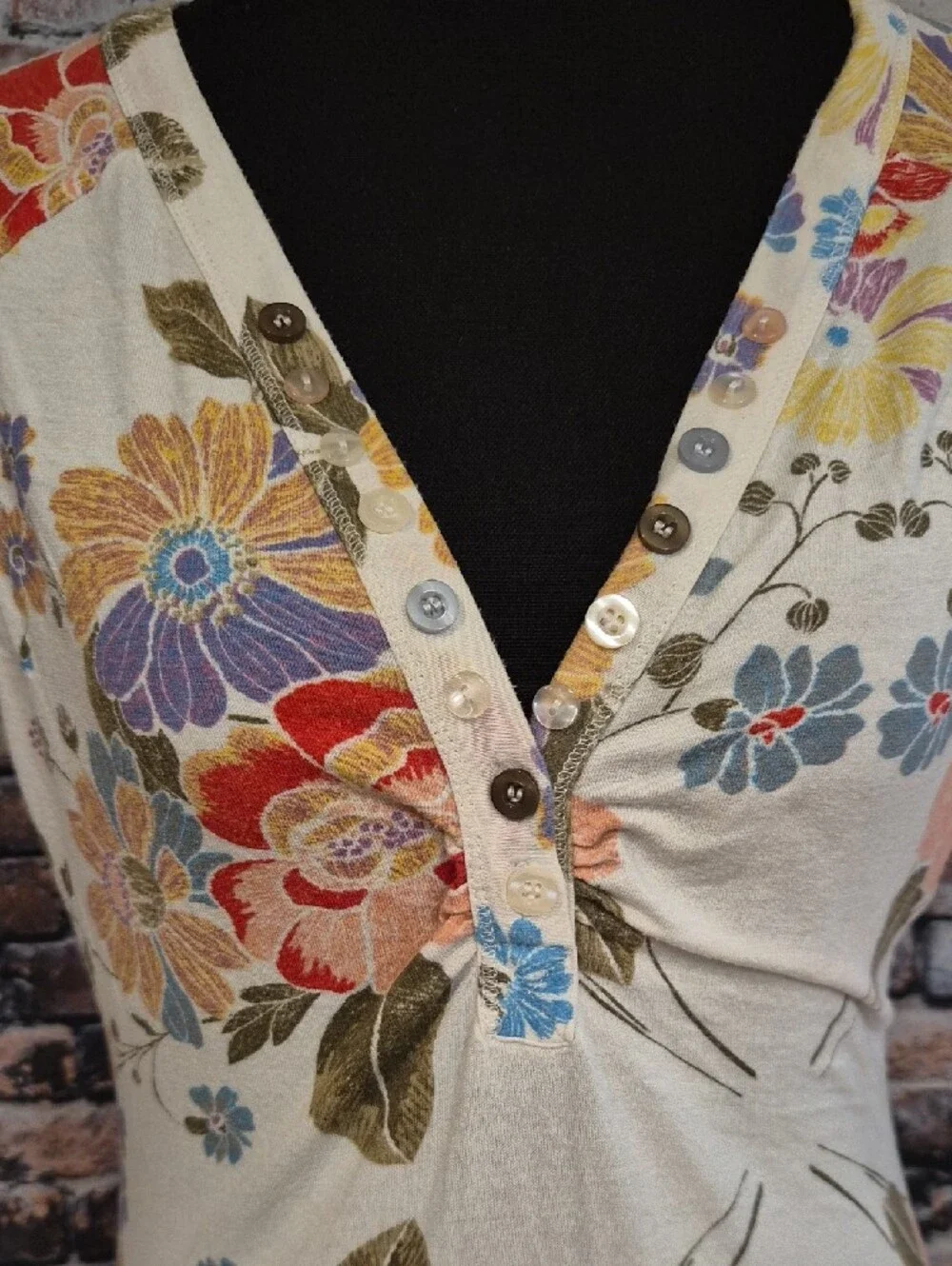 American Rag Cream Floral V-Neck Short Sleeve Tee